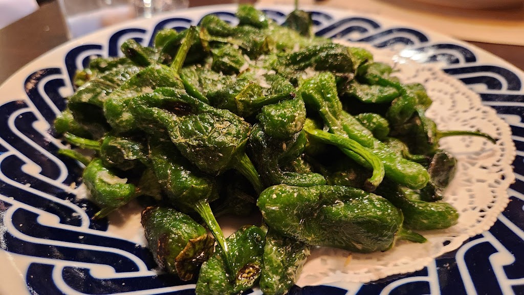 Comer pimientos del padrón en Barcelona